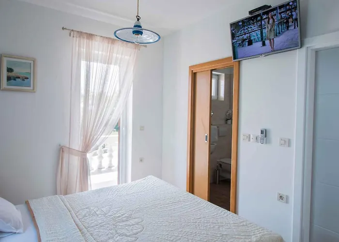 - Zadar Riviera 8218 度假居 普利拉卡