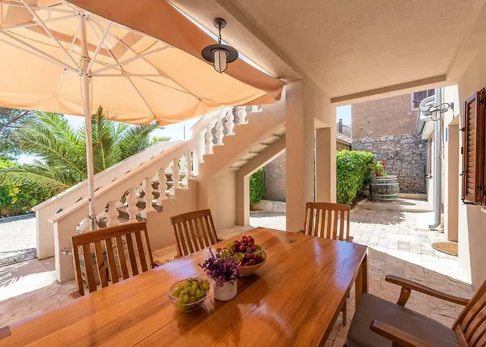 - Zadar Riviera 8218 度假居 普利拉卡